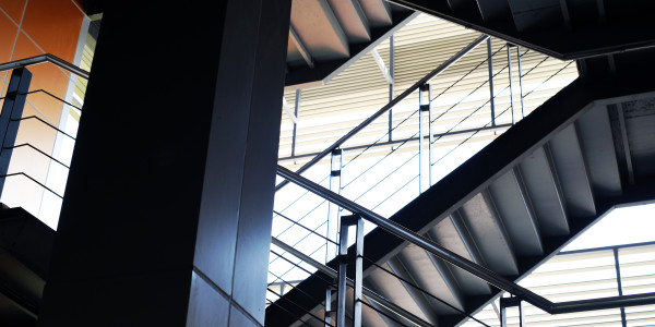 Pintar Fachadas de Empresas / Negocios / Locales Comerciales en Getafe · Pintado de Escaleras