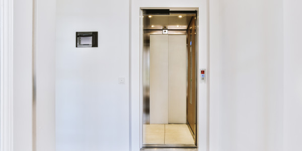 Pintar Fachadas y Patios de Luces de Comunidades Vecinos / Propietarios Getafe · Esmalte de Puertas de Ascensores, Puertas de Emergencia y Portales